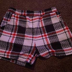 Black,white,red plad shorts. Brand: SHEIN Size:M